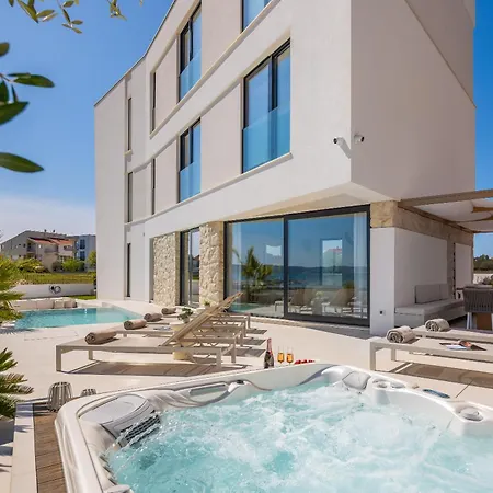 Luxury Seafront Noles With Heated Pool, Jacuzzi, Ev Near Zadar Vila