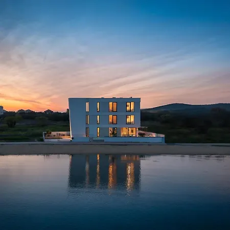 Luxury Seafront Noles With Heated Pool, Jacuzzi, Ev Near Zadar Sukosan